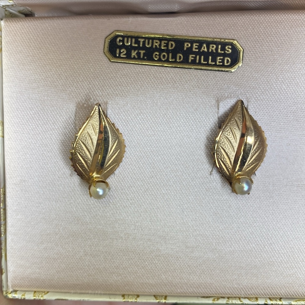 Cultured pearls gold filled screw back earrings vintage leaf jewelry NIB